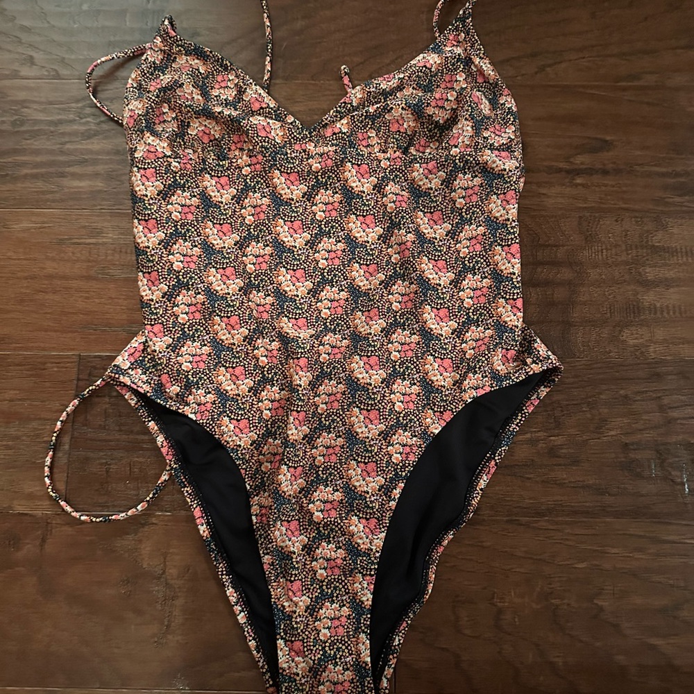 New. Never worn. Jcrew one piece swim. Size 8. - Picture 3 of 4